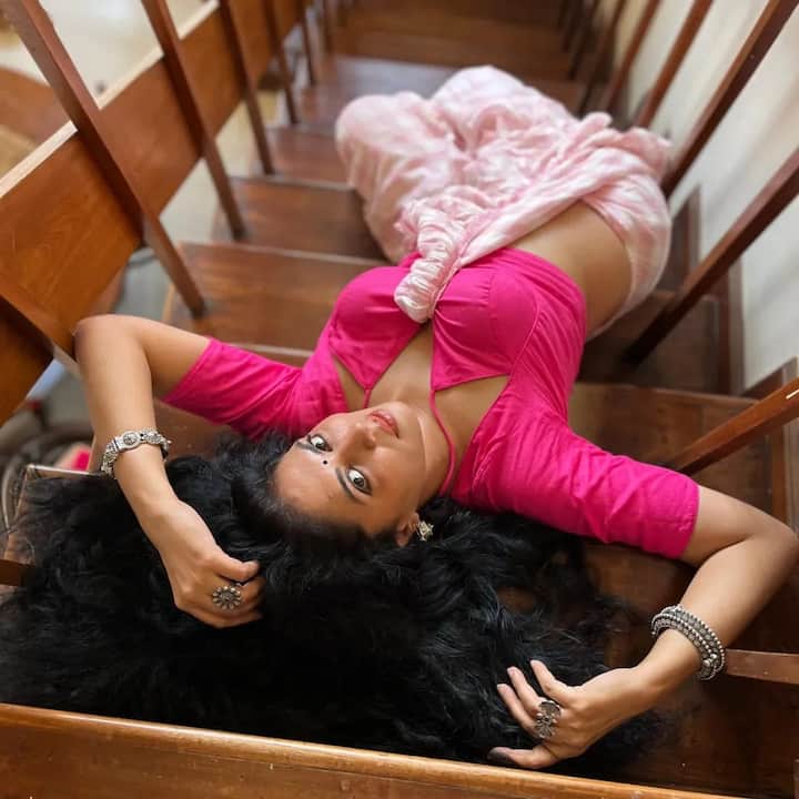 In this, Kavita is wearing a light pink colored saree, which looks very soft and elegant. Also, despite being simple, her entire look looks very attractive.