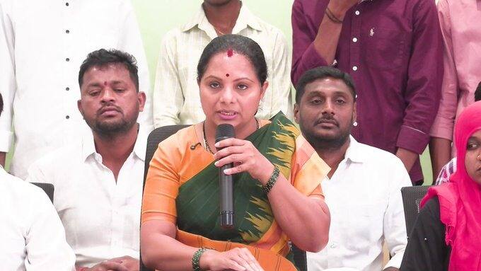 ఎప్పుడూ లూజ్ హెయిర్ తో కనిపించే కవిత..ప్రస్తుతం కొప్పుపెడుతున్నారు..