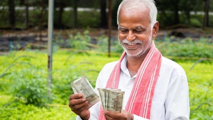 इसका मतलब यह  है कि सही तरीके से पैसा चुकाने वाले किसानों को यह कर्ज सालाना केवल 4 प्रतिशत के ब्याज पर पड़ता है. बाजार में मौजूद किसी भी दूसरे लोन स्कीम में इतनी कम दर पर पैसा मिलना नामुमकिन है. यही वजह है कि लाखों किसान साहूकारों के चंगुल से निकलकर अब इस कार्ड का फायदा उठा रहे हैं.