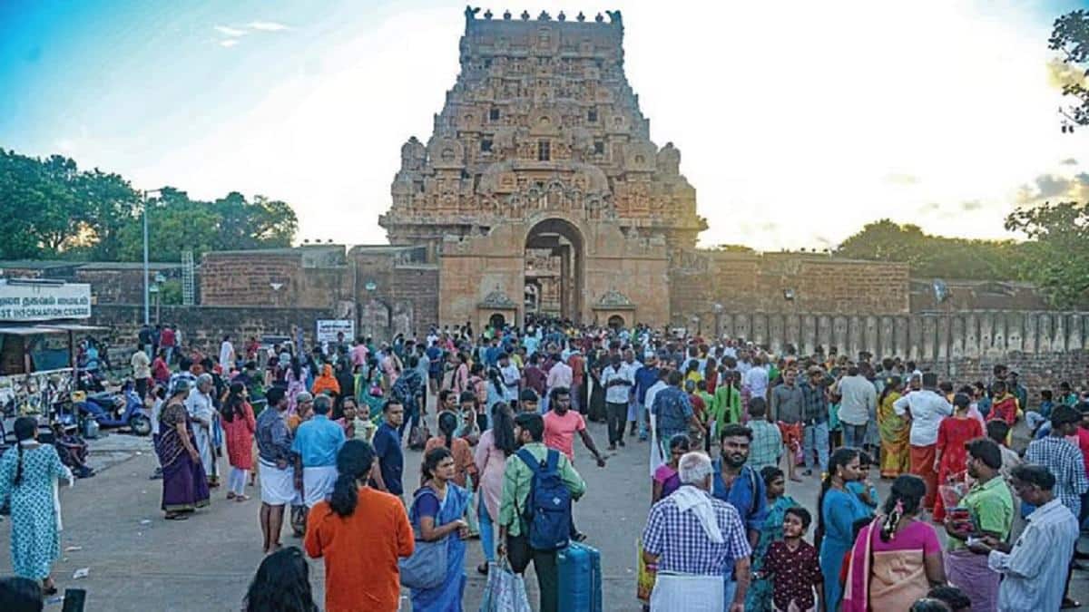 கோடை சீசன் உச்சம்: தஞ்சை பெரிய கோயில் சுற்றுலாப்பயணிகளால் களைகட்டியது