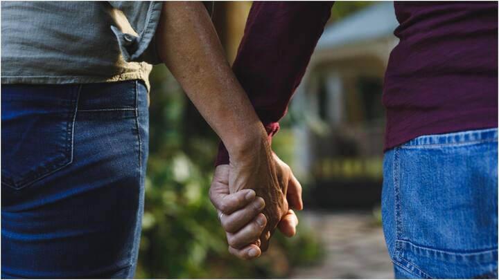 మిక్స్డ్ సిగ్నల్స్ ఉంటాయి. ఒక రోజు చాలా కేర్ చూపిస్తారు. మరుసటి రోజు పూర్తిగా ఇగ్నోర్ చేస్తారు. ఇది చాలా కన్ఫ్యూజింగ్గా ఉంటుంది.