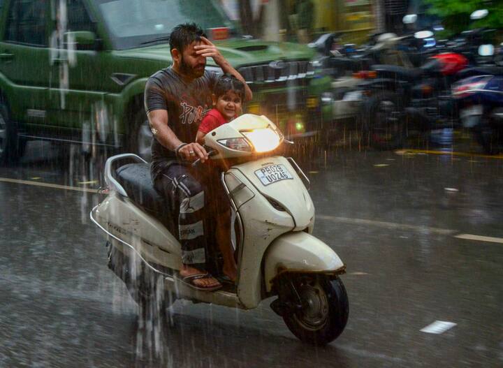 ২৫ মে থেকে ১ জুনের মধ্যে মৌসুমি বায়ু আরও পশ্চিম ও উত্তর দিকে এগোতে পারে। দক্ষিণ-পূর্ব আরব সাগরের উপর শক্তিশালী পশ্চিমা বায়ু তৈরি হওয়ার সম্ভাবনা রয়েছে, যা সরাসরি ভারতের দক্ষিণ-পশ্চিম উপকূলে আর্দ্রতা নিয়ে আসবে।