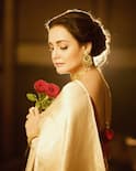 Dia Mirza PHOTO: ચમકતી સાડી અને હાથમાં ગુલાબ, દિયા મિર્ઝાની સુંદરતા પર ફિદા થયા ફેન્સ