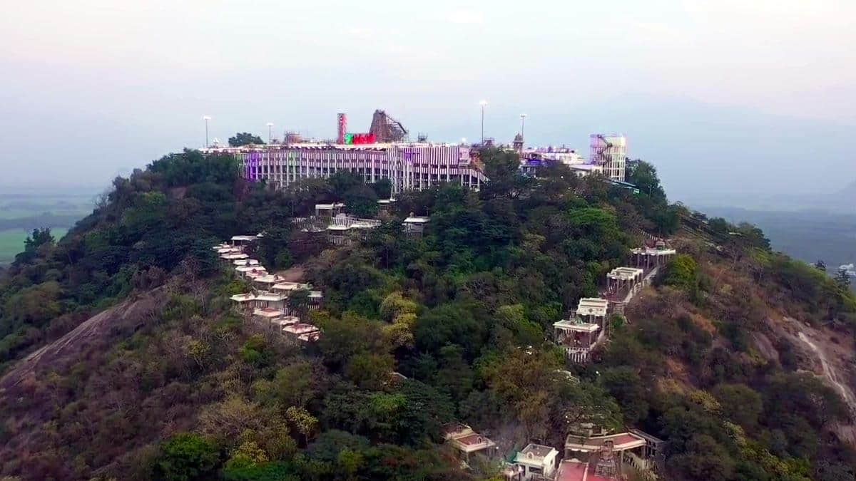 பழனி முருகன் கோவில் கூட்ட நெரிசலால் 3 மணி நேரம் காத்திருந்து பக்தர்கள் சாமி தரிசனம்.. இலவச பேட்டரி கார் சேவை ஆரம்பம்!