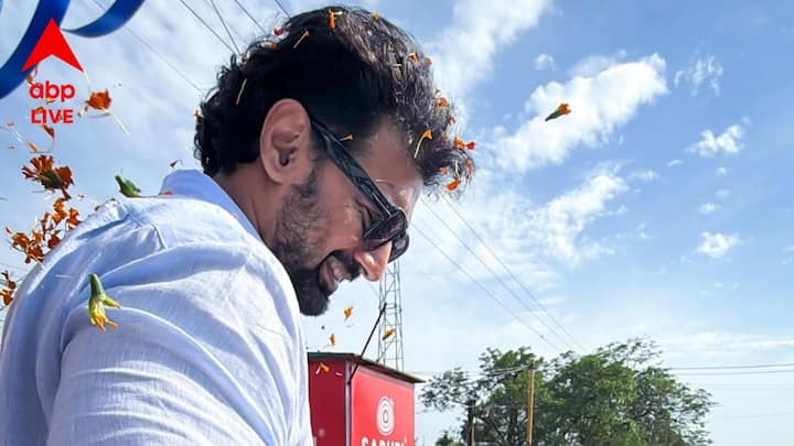 প্রবল গরম, রোদে ঘুরে এক একদিন, এক এক জায়গায় প্রচার... শুক্রবার প্রচারের মধ্যে হঠাৎই অসুস্থ হয়ে পড়েন অভিনেতা, সাংসদ দেব (Dev)। আসন্ন লোকসভা নির্বাচনের দ্বিতীয় দফার আগে জোরকদমে প্রচার সারছেন দেব।
