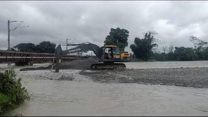 আন্দামানের উত্তরে একটি ট্রপিক্যাল সিস্টেম বা ঘূর্ণাবর্ত তৈরির সম্ভাবনা ২০-৪০ শতাংশ। এই ধরনের সিস্টেম সাধারণত মৌসুমি বায়ুকে আরও শক্তিশালী করে এবং দ্রুত অগ্রসর হতে সাহায্য করে।