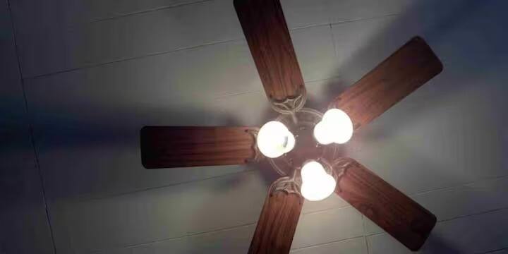 আপনি সহজভাবে এটি বোঝার চেষ্টা করুন। 75W = 0.075 kW। ১ ঘণ্টায় বিদ্যুৎ খরচ হয় = 0.075 ইউনিট। এখন ধরুন, আপনি প্রতিদিন ১০ ঘণ্টা ধরে ফ্যানটি চালান; সেক্ষেত্রে একদিনে মোট বিদ্যুৎ খরচ হবে 0.075 × 10 = 0.75 ইউনিট। যদি আমরা এক মাসকে ৩০ দিনের মাস হিসেবে ধরে নিই, তবে মোট খরচ দাঁড়াবে 0.75 × 30 = 22.5 ইউনিট। এখন, আপনার এলাকায় যদি বিদ্যুতের দাম প্রতি ইউনিট ৭ টাকা হয়, তবে মোট খরচ হবে 22.5 × 7 = ১৫৭.৫ টাকা। এর অর্থ, শুধু একটি ফ্যানের কারণেই আপনার মাসিক বিদ্যুৎ  আনুমানিক ১৫০–১৬০ টাকা হতে পারে।