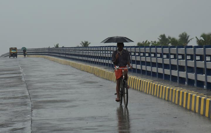 এপ্রিল ২০২৬ শেষের পথে, আর ঠিক এই সময়েই তীব্র গরমে হাঁসফাঁস করছে দেশের বড় অংশ। উত্তর, মধ্য ও পূর্ব ভারতের বিস্তীর্ণ এলাকায় তাপমাত্রা ইতিমধ্যেই ৪৩-৪৪ ডিগ্রি সেলসিয়াস ছুঁয়েছে। India Meteorological Department (আইএমডি) আরও তাপমাত্রা বাড়ার সতর্কবার্তা দিয়েছে।