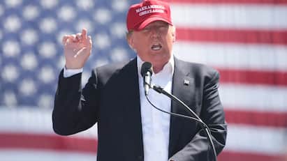 Donald Trump: गेल्या वर्षी, ट्रम्प यांनी H-1B व्हिसाचे शुल्क जवळपास 100 पटींनी वाढवून ₹94 लाख केले. यामुळे या व्हिसा श्रेणीअंतर्गत अमेरिकेत प्रवेश करणे आधीच अधिक कठीण झाले आहे.