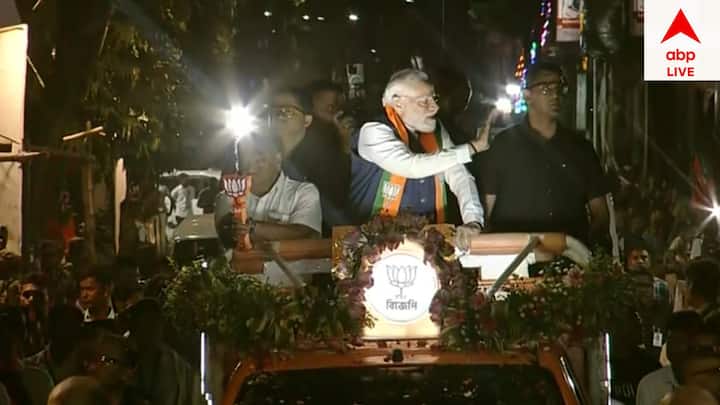 মোদিকে দেখতে উপছে পড়েছে রাস্তার দু'ধারে মানুষের ভিড়। হাত নাড়তে নাড়তে সবার অভিবাদন গ্রহণ করে নেন নরেন্দ্র মোদি।