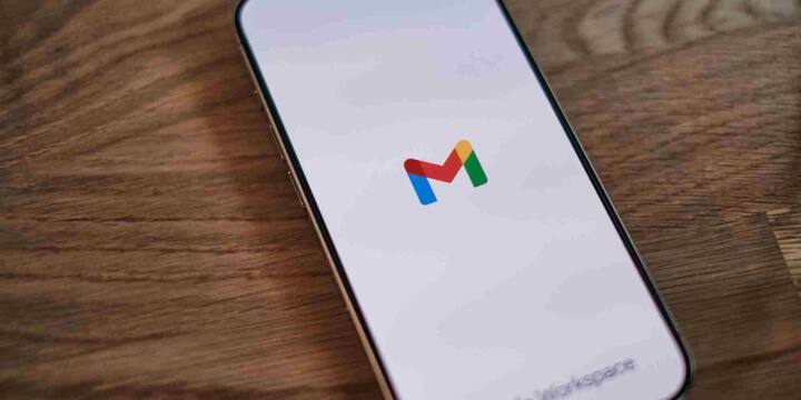 Gmail, Google Drive और Google Photos एक ही स्टोरेज सिस्टम पर चलते हैं. सामान्य तौर पर हर यूजर को 15GB फ्री स्पेस मिलता है. जब यह सीमा पार हो जाती है तो नए ईमेल आना बंद हो सकते हैं, फाइल अपलोड नहीं हो पाती और फोटो बैकअप भी रुक जाता है. अगर आपने पहले से बहुत ज्यादा डेटा स्टोर कर लिया है तो उसे हटाना भी आसान नहीं होता.