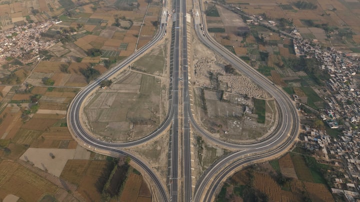 एक्सप्रेसवे पर कुल नौ फैसिलिटी सेंटर बनाये गए हैं.