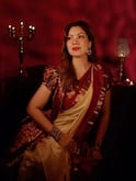 Mumnmun Datta: मोकळे केस, कपाळावर टिकली अन् लाल लिपस्टिक; जेठालालच्या लाडक्या बबिताजींच्या साडीतल्या अदांवर सारेच फिदा