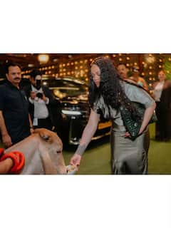 फुलांसह होळी अन् देवाची पुजा,  अंबानींच्या घरी लंचला पोहोचली Popstar रिहाना, राधिकानं गायिकेला दिलं खास गिफ्ट
