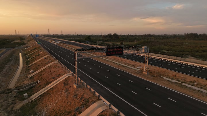 साथ ही एक्सप्रेसवे के बाहर साइड लगभग एक लेन से ज्यादा जगह पार्किंग के लिए भी रखी गई है. गंगा एक्सप्रेसवे पर सुरक्षा के कई इंतजाम किए गए हैं.