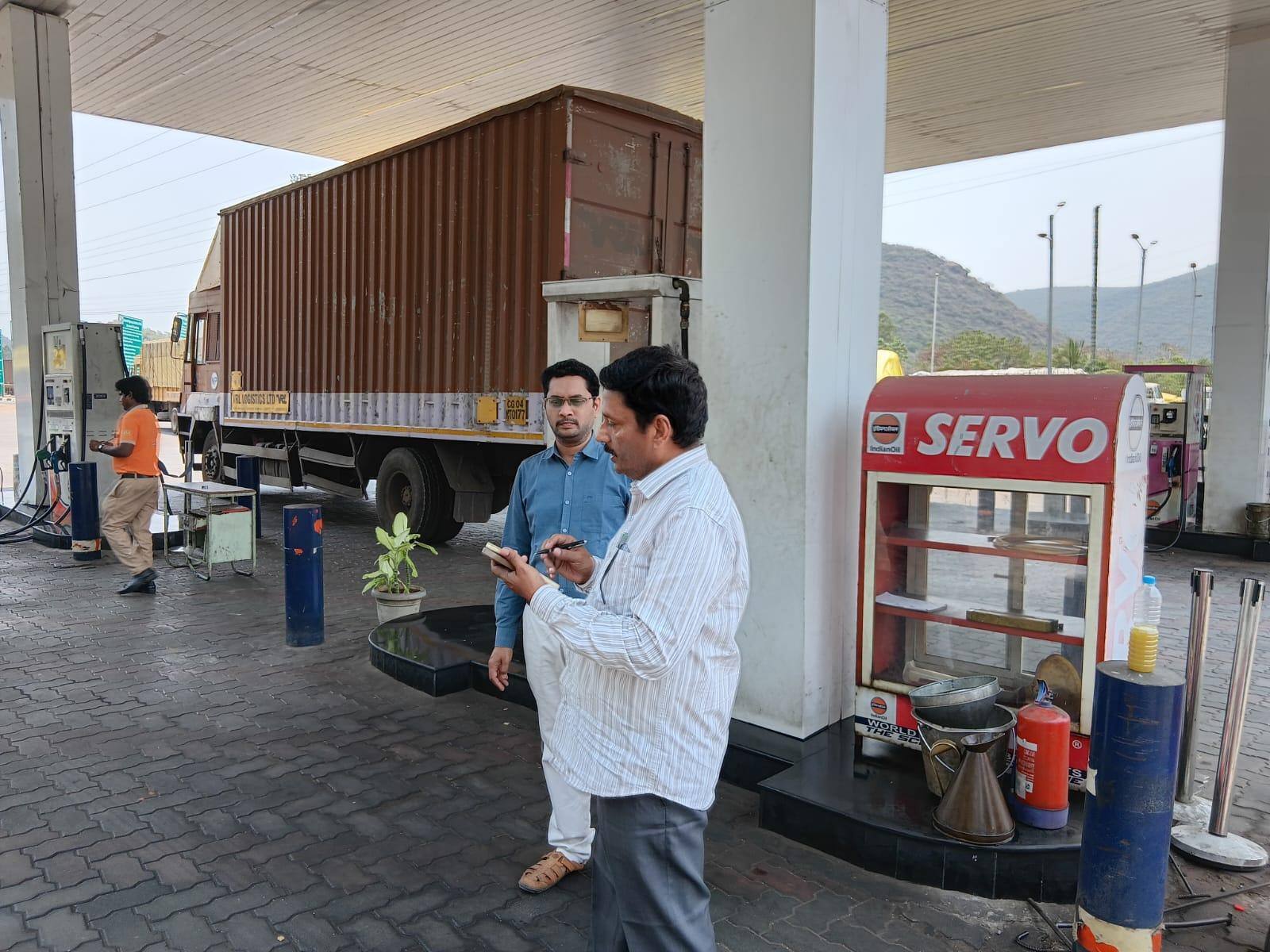Fuel Crisis in Andhra Pradesh: ఏపీలో నో స్టాక్ బోర్డులు, మరోవైపు కిలోమీటర్ల మేర క్యూ.. పెట్రోల్, డీజిల్ కష్టాలు తీరవా!