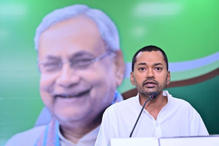 रथ पर लिखा हुआ है 'निश्चय रथ' और इस पर नीतीश कुमार की तस्वीर भी है. इसके अलावा लिखा हुआ है,