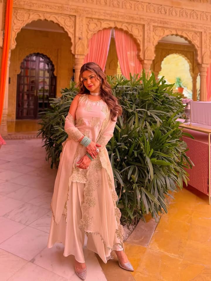 ટીવી અભિનેત્રી અને સોશિયલ મીડિયા સ્ટાર અવનીત કૌર આજે કોઈ પરિચય પર નિર્ભર નથી. દરેક વ્યક્તિ તેને ખૂબ જ નાની ઉંમરથી જ ઓળખવા લાગ્યા છે. આજે તેણે મોટા પડદા સુધી પોતાની ખાસ ઓળખ બનાવી છે.