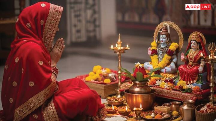 संतान सुख- संतान की इच्छा रखने वाले दंपति प्रदोष व्रत के दिन शिवलिंग पर गेहूं और धतूरा अर्पित करें और शिवजी से संतान सुख की कामना करें. मान्यता है कि, इस उपाय से महादेव प्रसन्न होते हैं और भक्तों की कामना पूर्ण करते हैं.