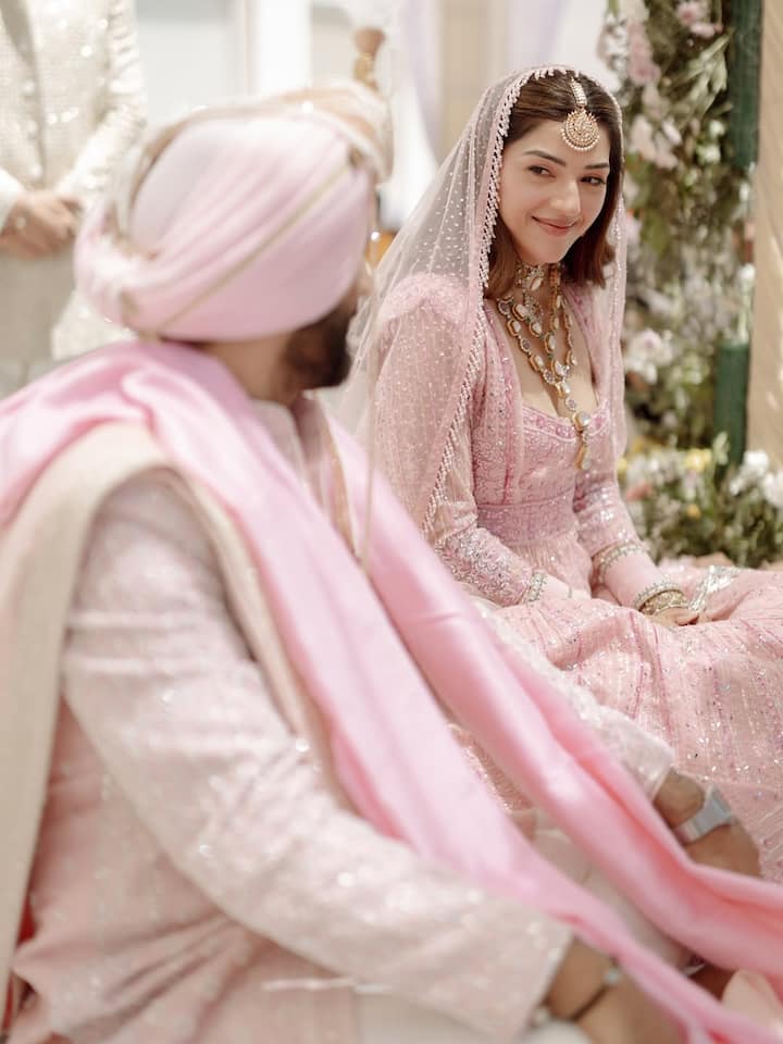 मेहरीन पीरजादा ने इंस्टाग्राम पर अपनी शादी की कई फोटोज शेयर की हैं. जिसमें वो काफी खुश नजर आ रही हैं.