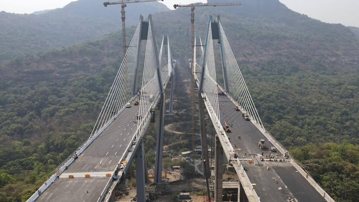 मुंबई-पुणे ‘मिसिंग लिंक’ प्रकल्पाचे 99 टक्के काम आता पूर्ण झाले असून, या प्रकल्पामुळे घाटातील वाहतूक कोंडी मोठ्या प्रमाणावर कमी होऊन प्रवास अधिक वेगवान आणि सुरक्षित होणार आहे.