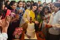 Samantha Birthday: అభిమానులతో కలిసి బర్త్ డే సెలబ్రేట్ చేసుకున్న సమంత... ఆ నవ్వుల్ చూశారా?