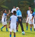 PM मोदी ने अपने 'दोस्तों' के साथ खेला फुटबॉल, शेयर की खूबसूरत तस्वीरें