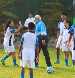 PM मोदी ने अपने 'दोस्तों' के साथ खेला फुटबॉल, शेयर की खूबसूरत तस्वीरें