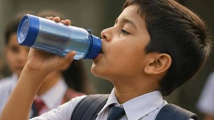 राजस्थान के सीकर जिले में गर्मी और हीटवेव को देखते हुए स्कूलों में छुट्टियों का ऐलान किया गया है. प्रशासन ने साफ कहा है कि बच्चों की सेहत से कोई समझौता नहीं किया जाएगा. जयपुर और आसपास के इलाकों में भी समर वेकेशन की तारीखों पर नजर रखी जा रही है.