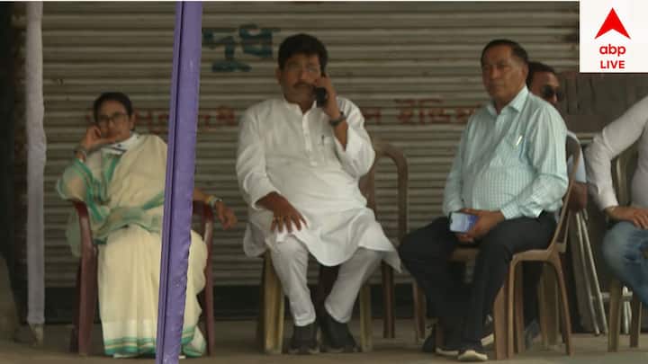 সকালে বাড়িতেই থাকেন মমতা বন্দ্যোপাধ্যায়। পরে বেলায় বেরিয়ে ভোট দেন ভবানীপুরের মিত্র ইনস্টিটিউশনে। কিন্তু এদিন সকাল সকাল ভোট দিয়েই বেরিয়ে যান তিনি।