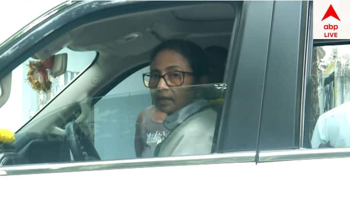দ্বিতীয় দফার হাইভোল্টেজ কেন্দ্র ভবানীপুরে। সেখান থেকেই দাঁড়িয়েছেন মমতা বন্দ্যোপাধ্য়ায়। তাঁর প্রতিদ্বন্দ্বী বিরোধী দলনেতা শুভেন্দু অধিকারী। আজ নির্বাচনের দিন সকাল থেকেই নিজের এলাকায় ঘুরছেন মমতা বন্দ্যোপাধ্য়ায়।