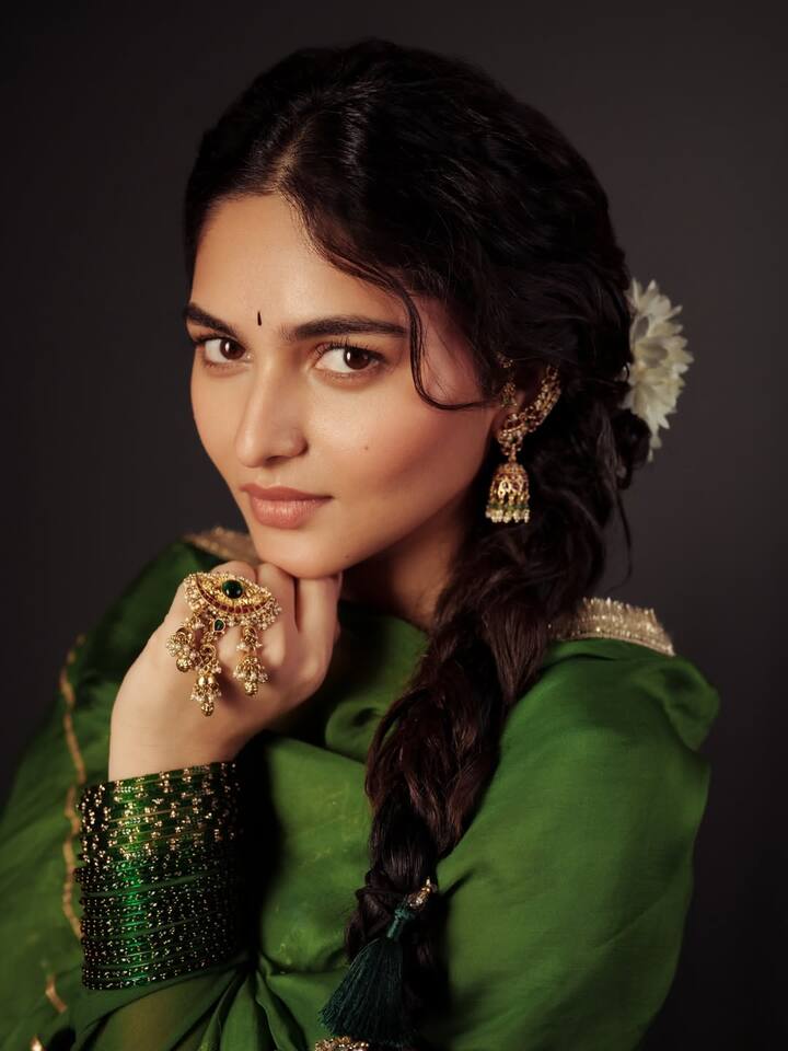 ఆకుపచ్చని చుడిదార్, జడలో పూలు, జడ గంటలు, నిలువు బొట్టుతో అలనాటి తారని తలపిస్తోంది కయాదు