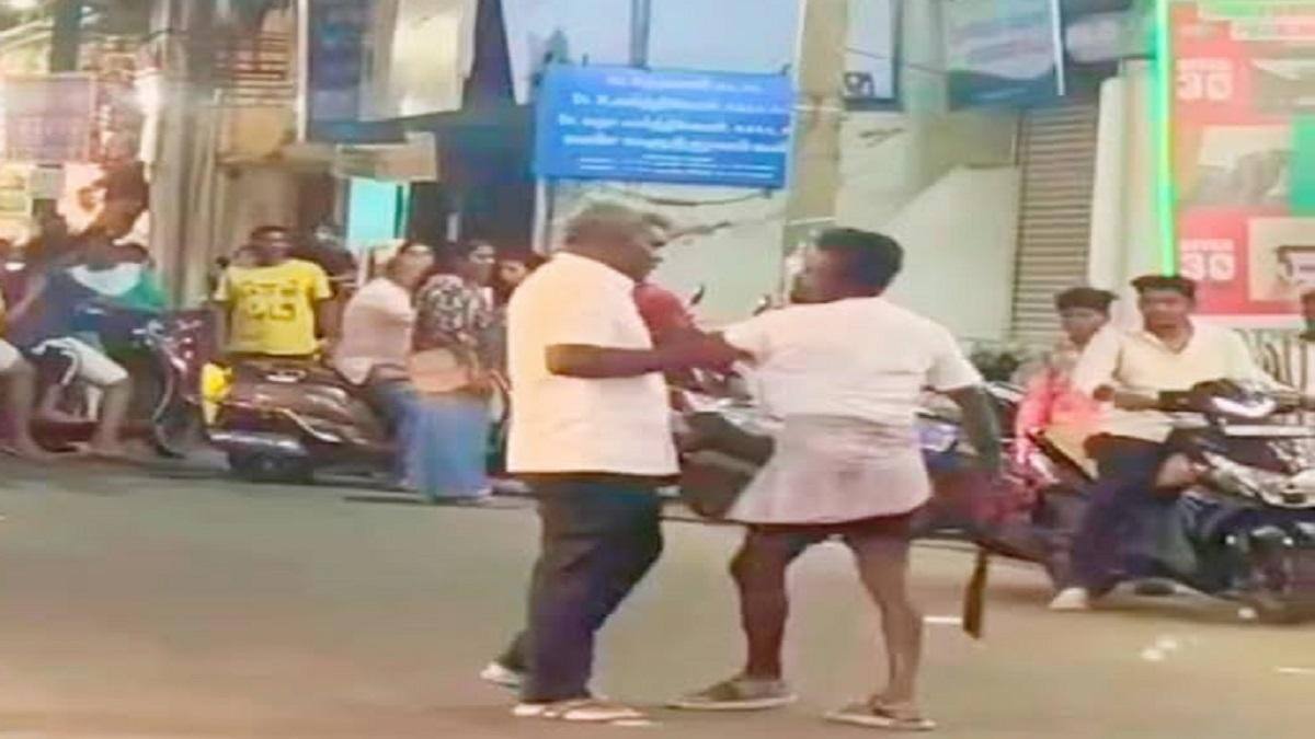 கையில் பட்டாக்கத்தியுடன் வந்த ரவுடி... துணிச்சலுடன் தடுத்து நிறுத்திய தஞ்சாவூர் சிறப்பு சப்-இன்ஸ்பெக்டர்