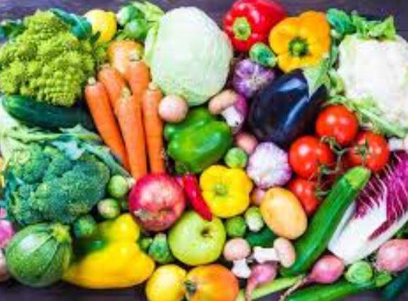Health Tips : ਬਹੁਤ ਸਾਰੇ ਲੋਕ ਤੰਦਰੁਸਤ ਰਹਿਣ ਲਈ ਕੁਝ ਸਬਜ਼ੀਆਂ ਕੱਚੀਆਂ ਸਲਾਦ ਵੀ ਖਾਂਦੇ ਹਨ। ਹਾਲਾਂਕਿ ਸਲਾਦ ਅਤੇ ਕੁਝ ਕੱਚੀਆਂ ਸਬਜ਼ੀਆਂ ਸਿਹਤ ਲਈ ਵੀ ਬਹੁਤ ਫਾਇਦੇਮੰਦ ਹੁੰਦੀਆਂ ਹਨ ਪਰ ਕੀ ਤੁਸੀਂ ਜਾਣਦੇ ਹੋ ਕਿ ਬਹੁਤ ਸਾਰੇ ਫਲ ਅਤੇ ਸਬਜ਼ੀਆਂ ਨੂੰ ਕੱਚਾ ਖਾਣਾ ਤੁਹਾਨੂੰ ਨੁਕਸਾਨ ਵੀ ਪਹੁੰਚਾ ਸਕਦਾ ਹੈ। ਆਓ ਜਾਣਦੇ ਹਾਂ ਕਿ ਤੁਹਾਨੂੰ ਕਿਹੜੀਆਂ ਸਬਜ਼ੀਆਂ ਨੂੰ ਕੱਚਾ ਨਹੀਂ ਚਾਹੀਦਾ।