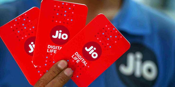 अगर आप कम कीमत में ज्यादा फायदे चाहते हैं तो Jio के कुछ प्लान काफी आकर्षक हैं. कंपनी का लगभग 149 रुपये वाला प्लान 28 दिनों की वैलिडिटी के साथ आता है जिसमें अनलिमिटेड कॉलिंग के अलावा रोजाना 1.5GB डेटा और SMS की सुविधा मिलती है. इसके साथ ही एंटरटेनमेंट के लिए JioTV और JioCinema जैसे ऐप्स का एक्सेस भी दिया जाता है.