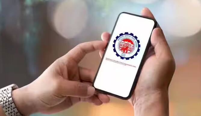 સભ્યો EPFO ​​પોર્ટલ અથવા એપ્લિકેશનમાં લોગ ઇન કરશે. લોગ ઇન કર્યા પછી કુલ બેલેન્સ અને ઉપાડ મર્યાદા જોવા મળશે. તેઓ ઉપાડવા માંગે છે તે રકમ દાખલ કરો. આ પછી તેમને તેમનો UPI ID દાખલ કરવાની જરૂર પડશે. ચકાસણી પછી પૈસા સીધા તેમના ખાતામાં ટ્રાન્સફર કરવામાં આવશે. EPFOના ક્લેમ સેટલમેન્ટમાં સતત વધારો થઈ રહ્યો છે. નાણાકીય વર્ષ 2025-26 માં 83.1 મિલિયન ક્લેમનો નિકાલ કરવામાં આવ્યો હતો, જે પાછલા નાણાકીય વર્ષમાં 60.1 મિલિયન કરતા નોંધપાત્ર રીતે વધુ છે. નોંધનીય છે કે, EPFO ​​એ માત્ર ત્રણ દિવસમાં 71.11 ટકા એડવાન્સ દાવાઓનો નિકાલ કર્યો હતો. આ મહિના દરમિયાન એટલે કે એપ્રિલ 2026 દરમિયાન 61.03 લાખ ક્લેમ સેટલમેન્ટ કર્યા હતા.