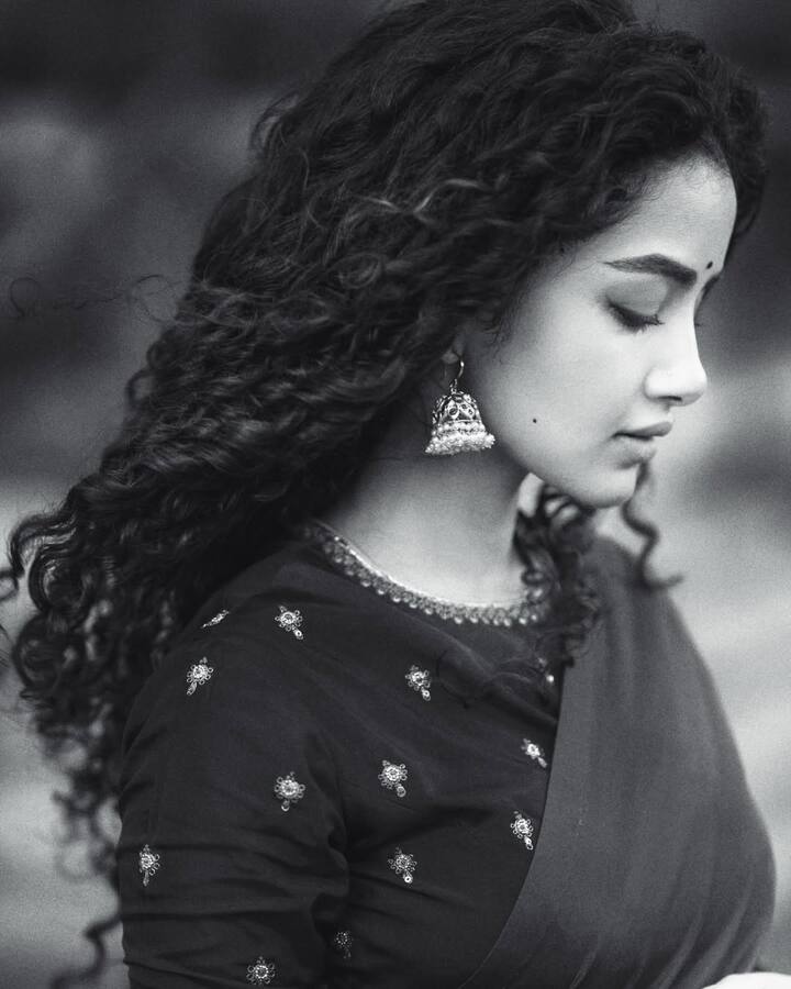 సంపత్ నంది దర్శకత్వంలో వస్తోన్న భోగి మూవీపై మంచి అంచనాలున్నాయి. కందుల సులోచనా రాణిగా నటిస్తోన్న అనుపమ లుక్ డీ గ్లామరైజ్డ్ పాత్రలో కనిపిస్తోంది