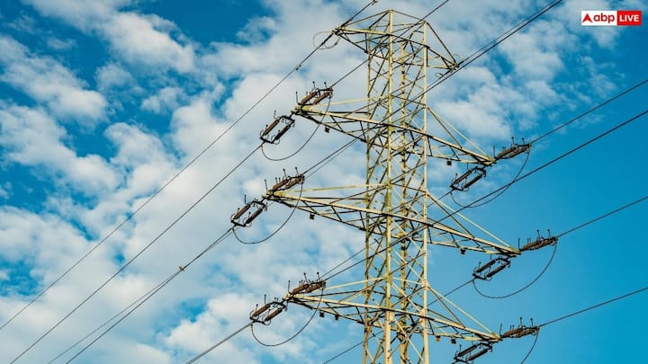 NEPRA द्वारा ईंधन लागत समायोजन तंत्र के तहत हर महीने बिजली की दरों की समीक्षा की जाती है. हाल ही में बिजली की कीमतों में लगभग 1.42 रुपये प्रति यूनिट की बढ़ोतरी की गई.