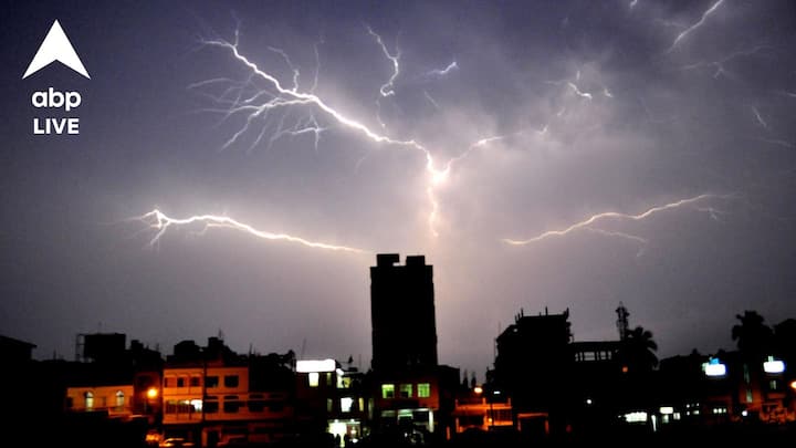 বজ্রপাতের সময় মোবাইল ফোন, ল্যাপটপ, চার্জার, বৈদ্যুতিক তার বা ধাতু নির্মিত কোনও কিছু স্পর্শ করবেন না।