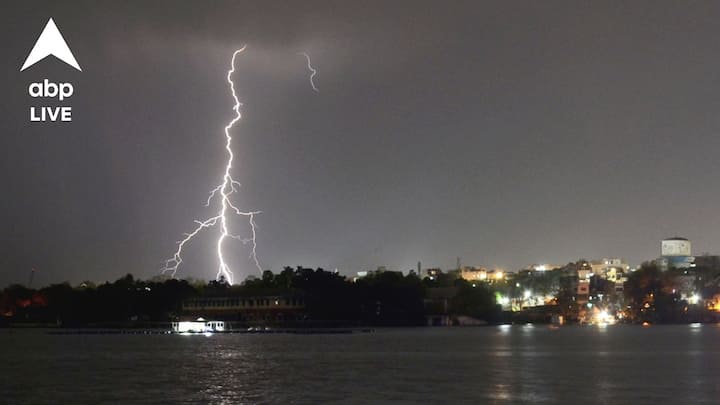 বজ্রপাতের সময় চামড়ার ভেজা জুতা বা খালি পায়ে থাকা খুবই বিপজ্জনক। যদি একান্ত বেরোতেই হয় পা ঢাকা জুতো পড়ে বের হোন। রাবারের জুতো সবচেয়ে নিরাপদ। - IANS