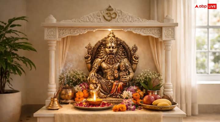 नृसिंह जयंती भगवान नृसिंह की पूजा के लिए स्नान के बाद पीला या केसरिया कपड़े पहन लें. फिर चौकी पर भगवान नृसिंह की फोटो रखकर पूजा अर्चना करें. भगवान को पीले फूल, फल और नैवेद्य अर्पित कर गुड़ या सत्तू का भोग लगाएं. इसके बाद विष्णु सहस्त्रनाम का पाठ करें और आरती करें.