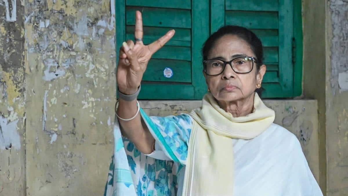 Mamata Banerjee Visits Bhabanipur Strongroom, Vows ‘Life-And-Death’ Fight If EVMs Tampered