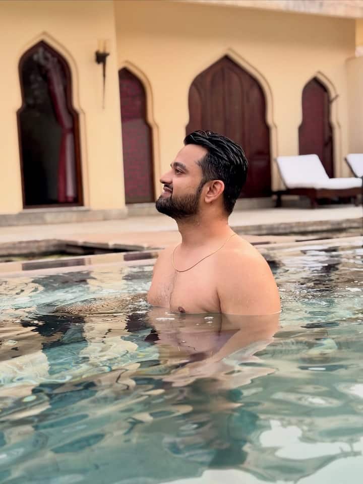 या फोटोंमध्ये अभिनेत्री आपल्या पतीसोबत स्विमिंग पूलमध्ये एन्जॉय करत आहे.