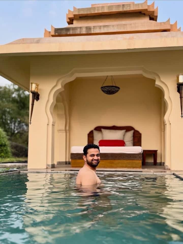 अभिनेत्रीने आपल्या कारकि‍र्दीत अनेक मालिकांमध्ये काम केलं. विशेष म्हणजे तिला खरी ओळख 'रात्रीस खेळ चाले' मधील शेवंता या पात्रातून मिळाली.