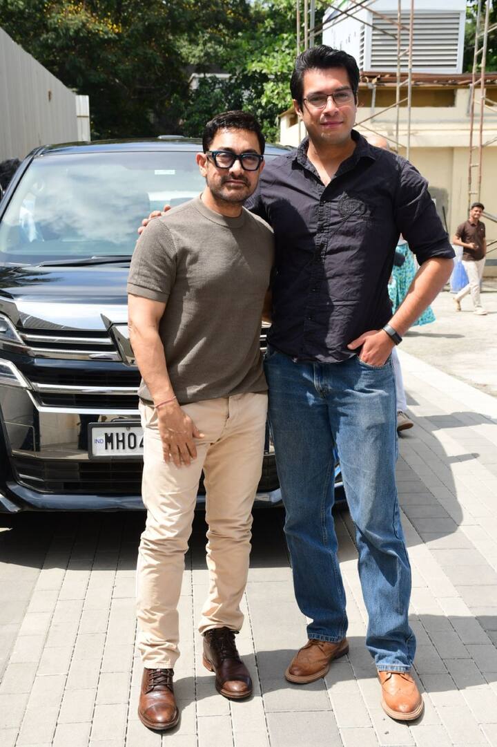 हाल ही में जुनैद खान को उनके पिता और एक्टर आमिर खान के साथ जुहू में स्पॉट किया गया. दोनों ने मिलकर पैपराजी को जमकर पोज दिए. उनकी तस्वीरें सोशल मीडिया पर तेजी से वायरल हो रही हैं.