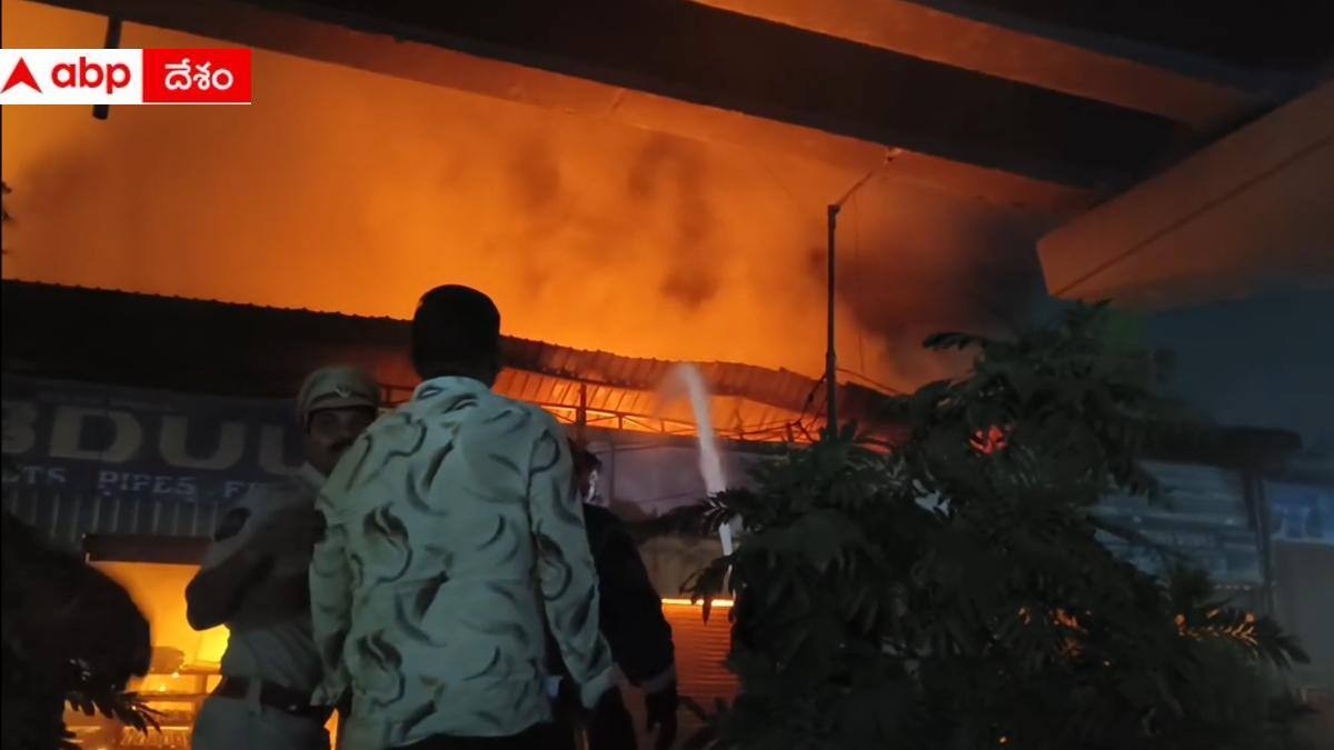 Hyderabad Fire Accident: బహదూర్‌పురాలోని టింబర్ డిపోలో భారీ అగ్నిప్రమాదం, హైదరాబాద్ వాసులను వణికిస్తున్న వరుస ఘటనలు