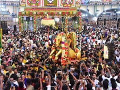 வைகை ஆற்றில் கள்ளழகர்.. லட்சக்கணக்காண பக்தர்கள் கோவிந்தா கோஷம் !
