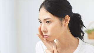 Touching Face, Eating Junk: 7 Everyday Habits That Silently Harm Your Skin Health