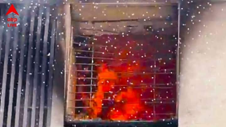 ভাস্কর ঘোষ, হাওড়া : শুক্রবার ভোররাতে ভয়াবহ অগ্নিকাণ্ড হাওড়ায়। ভোর ৩টে নাগাদ হাওড়ার ঘুসুড়ি জে. এন. মুখার্জী রোডে অবস্থিত হনুমান জুট মিল চত্বরে এক বিধ্বংসী আগুনের খবর পাওয়া যায়।