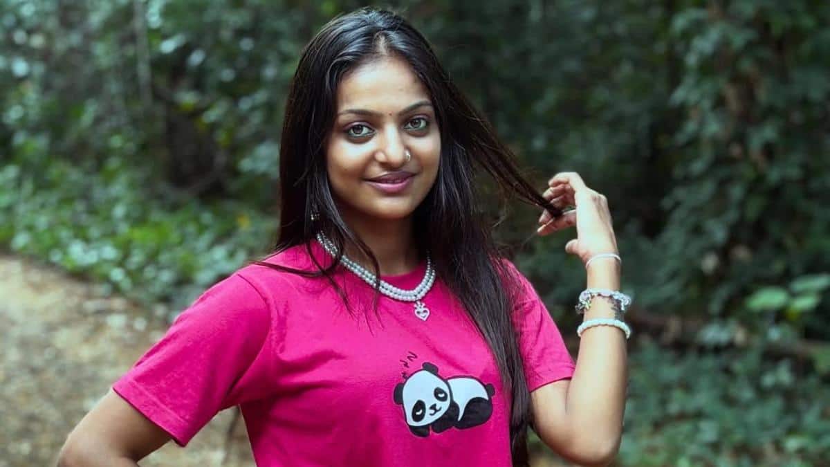 Kumbhmela Monalisa : డైరెక్టర్ 10 సార్లు లైంగికంగా వేధించాడు - ఇంట్రడ్యూస్ చేసిన డైరెక్టర్‌కు కుంభమేళా మోనాలిసా బిగ్ షాక్